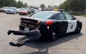 【反特朗普抗议者爬警车车顶 遭警察突然踩油门甩飞！】
