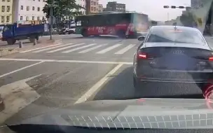 公交车过路口不减速，一个“漂移”甩尾到对向车道
