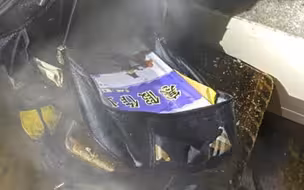 消防员救火过程中 抢救出孩子写好的寒假作业 现场对话逗笑网友