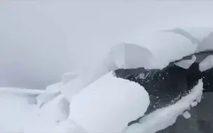 日本多地连降暴雪：十余人丧生，自卫队员爬屋顶铲雪
