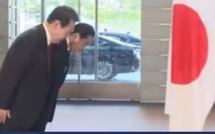 尹锡悦向日本国旗鞠躬画面引争议 有韩国网友称：气得说不出话！
