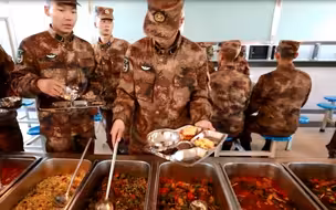 这氛围爱了爱了！西藏日喀则军分区的新兵第一餐让网友大呼丰盛！