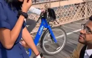 这下尴尬了！男子单膝下跪当众向女友求婚 突然意外一幕发生了