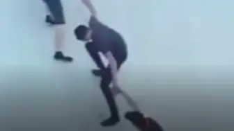 多个热心人手拉手，接力救起落水的狗狗，每个生命都值得珍惜