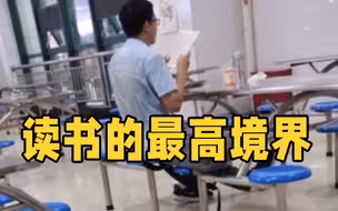 考研生在餐厅认真背书 天气炎热环境嘈杂他仍心无旁骛