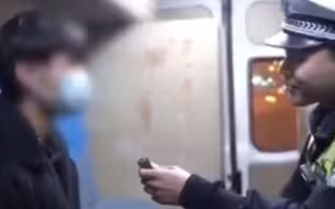 17岁男孩无证驾驶豪车，自称没有学，“看看就会了”