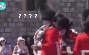【仿佛看到了军训时的自己】一句“向右转”把英国卫兵搞晕了...
