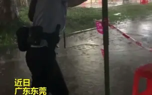 暴雨突袭核酸检测现场，女警全身淋湿紧握雨棚支撑杆，黑暗中最耀眼的光芒！