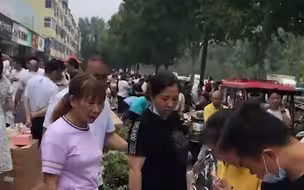 郑州洪水褪去后 市民络绎不绝买泡水鞋：给商家减轻点负担