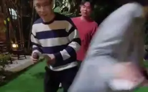 公司发奖金 各种面额排队凭运气拿 小伙轮到一毛瞬间石化！