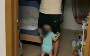 宝宝抱着打游戏的爸爸哭闹，一句“我要把这局打完”让妈妈很无奈