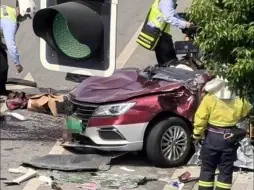 上海一出租车撞上石墩后碰撞到行人，警方通报：司机死亡，2名行人受伤