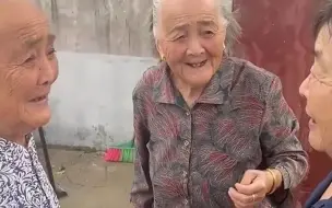 89岁姐姐国庆看望双胞胎妹妹，两人牵手互拉家常，满脸笑容太幸福