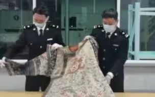 清代龙袍申报为女装被查获 海关：鼓励文物回流 但不能瞒报