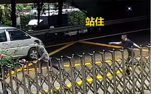 男子在消防站门口偷拍女生裙底 消防员集体出动将其擒住