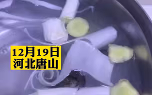 女子本想煮葱姜水治病，结果越煮越对味，手不由自主地把羊肉涮上了