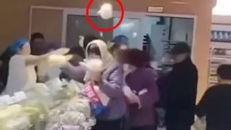 山东一超市员工将馒头扔在地上让大爷大妈抢？超市回应：停职检查！