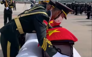 “满江渔火，都为你点亮，亲人盼你回家乡，岁月悠长，山河已无恙，硝烟散尽是曙光……” http://t.cn/A6SunbGJ [/cp]