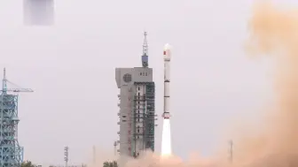 高清现场：我国卫星互联网技术试验卫星发射 点火携尾焰升空