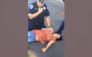 美国一女子报警求助却被警察过肩摔 当场昏死！围观者尖叫大骂！