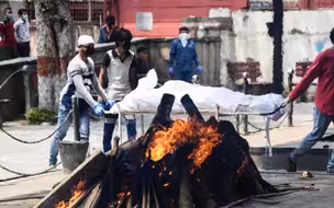 新德里火葬场超负荷运转，新冠死者被露天架起焚化