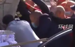 格鲁吉亚一栋5层居民楼倒塌，众人抬起重物救出儿童