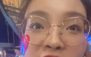 中国女足憾负日本，热情女球迷忘情为铿锵玫瑰呐喊助威。