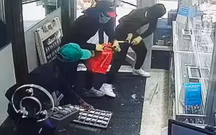 实拍美国纽约蒙面大盗砸抢珠宝店 30秒敛财200万后逃之夭夭