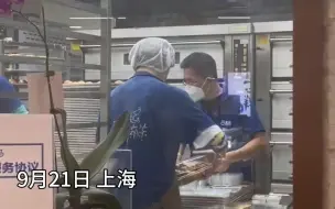 盒马员工不带手套头套做甜点被吐槽太恶心，客服:会加强改善，对人员进行培训