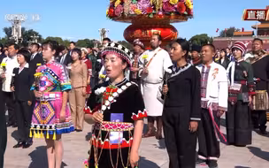 向人民英雄敬献花篮仪式正式开始 全场高唱国歌