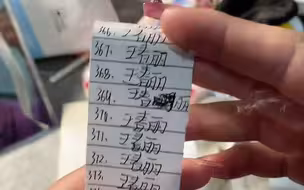 男孩手写妈妈名字520遍，作为母亲节礼物。 “王春丽，母亲节快乐！”