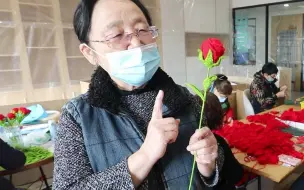 上海阿姨手工钩编的绒线花束，将作为颁奖花束，登上北京冬奥会领奖台颁奖
