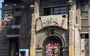 江苏一小龙坎火锅被曝卫生问题，员工用扫帚捣制冰机！菜品不清洗，上桌前直接喷水“加工”！