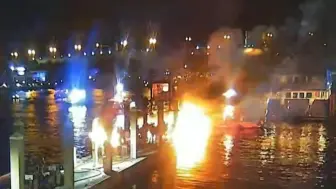 美国一码头发生船只爆炸致1死5伤 船底崩发火光瞬间掀翻甲板