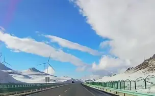 男子驾车旅游遇雾气，失望之时下一秒宛如拨云见日，全车人惊叫沸腾了！