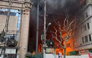 网传上海南京路步行街发生火情，实为周边在建工地集装箱起火