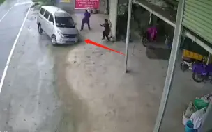 面包车腾空旋转360度蹭着路人“甩车”入库 目击者回忆惊险瞬间