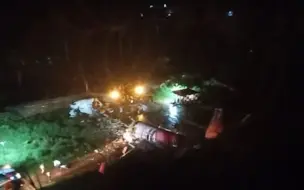 俯拍印度客机事故现场 客机前后断裂成两截满地碎片