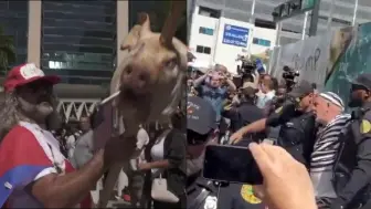 一片混乱!特朗普庭审场外实录:反对者杆挑猪头 穿囚服肉身冲卡遭逮捕