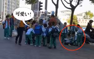 小学生放学直奔校门口 当街翻试卷递给棉花糖大叔 背后原因超可爱