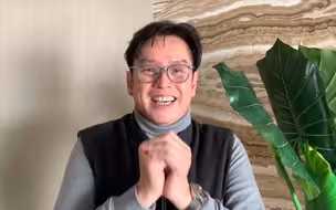 谭咏麟“校长”送上新年祝福：祝大家身体健康 虎虎生威