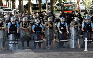 要将枪口对准自己人？美国民警卫队已获开火权，内战真要开始了？
