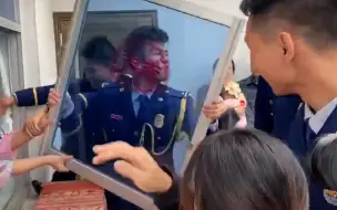 消防员接亲时拆窗户走红 作者回应：早前视频，窗户拆完又装上了