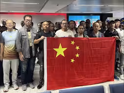 中方紧急撤侨！146名中国公民飞抵北京，侨胞：看到国旗就安心了