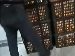 一车橘子被检测站卸8筐，次日仅取回4筐半，其余疑被吃，检测站站长回应