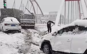 内蒙古局地4月现罕见特大暴雪：雪势猛烈白茫茫一片 车打滑堵路上