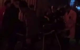 #甘肃酒泉 居民楼旁树林起火，火势凶猛浓烟滚滚，扑救过程中还有消防员被抬走！