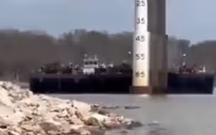 美国又发生船只撞桥事故:大型驳船碰撞水库大桥 溅起水花发出巨响