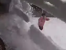 留神积雪！女孩院内玩耍 屋顶积雪如雪崩成片砸落 接连躲避被吓哭