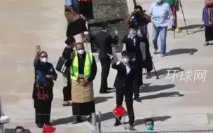 中国海军救援运输舰艇编队抵达汤加